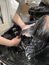 髪と地肌をやさしくクレンジング。余分なコーティングを落とし、トリートメントがなじむ素髪へ