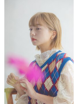 ページボーイ美容室 シンプルシルエットのハイトーンボブ