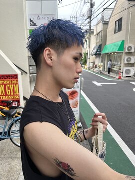 アイズ 海老名(AIZU) アップバングショート ブリーチカラー ビビットブルー 短髪