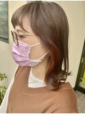 明るめシアーベージュにオレンジのイヤリングカラーを。
