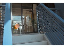 登って右手にございます！わからなければお電話下さい！