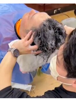 ヘアーサロンセブンの写真/頭皮のコリをほぐし血行を促進！髪と頭皮の汚れをスッキリ落とし、頭皮環境を整え清潔感UP☆