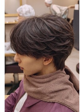 フェザーショートパーマ　メンズセンターパート