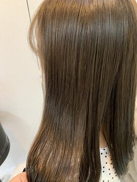 エスカーラ 表参道(THE ESCALA) アッシュベージュ×髪質改善トリートメント【タビラマユミ】