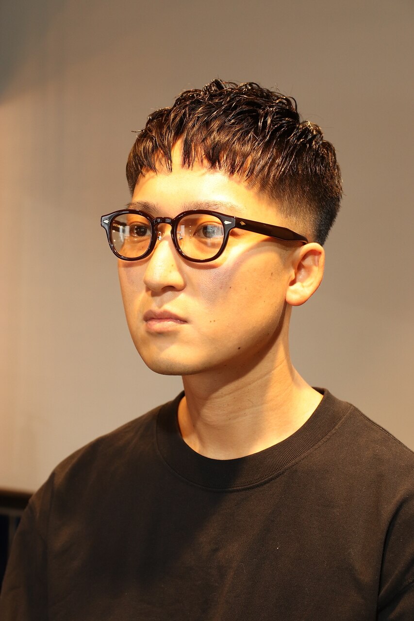 アイロン パーマ 理容師、美容師× ２本 短く、コンパクトにおさめる！ アイロンパーマでできます