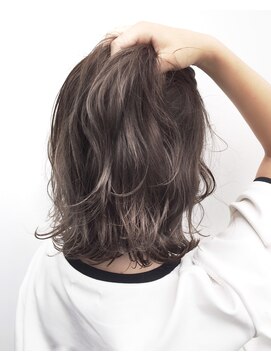 トルネード(TORNADO) 外国人風ボブ ハイライトグラデーション グレージュ　外ハネ