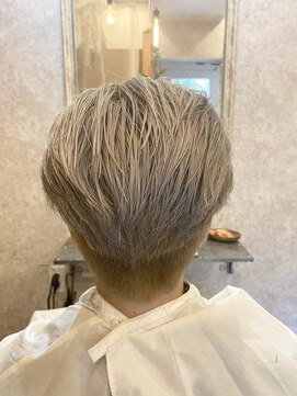 ミモザ ヘア アトリエ(MIMOSA hair atelier) ホワイトグレーの刈り上げショート