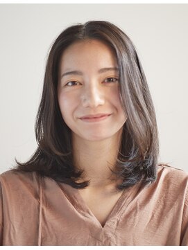 エン(YENN) さらっと上品で仕立てのよいミディアムヘア