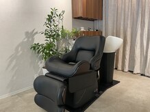 エイル(EIIR)の雰囲気（フルフラットのシャンプー台。首への負担が軽減されます☆）