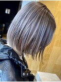 大人美人内巻きボブ外国人風ブリーチカラー暗めグレージュ