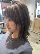 【AFTER】全体も柔らかなオリーブグレージュになり、ハイライトが優しく主張しています【大人ハイライト】