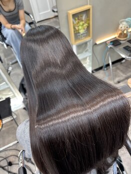 くせの原因を見極めた的確な施術で、髪本来の美しさを引き出し手触りのいい仕上がりに◇