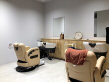 ヘアーラウンジピカ(Hair lounge pica)の雰囲気（椅子を回転させるだけで移動せずにシャンプーができます）