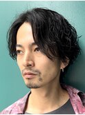 黒髪メンズカット波巻きスパイラルパーマミディアムウルフカット