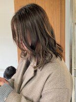 タヴィ(Tavi) 鎖骨ラインのミディアムレイヤースタイル/くびれヘア/