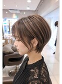 白髪を活かす白髪ぼかしハイライトのくびれショート