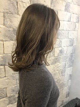 オースト ヘアー ステラ 新宿店(Aust hair Stella) 伸ばしかけ外ハネボブ×ブルーグレージュ グレージュカラー 新宿