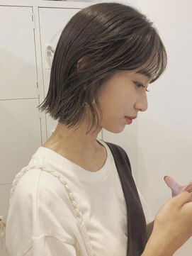 エイチ(811) レイヤーミニウルフチェリーブラウンショート美髪前下がりボブ