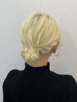 ミル 心斎橋(MIL)&nbsp;ハイトーンブロンドで作る編み込みお団子ヘアアレンジ/心斎橋