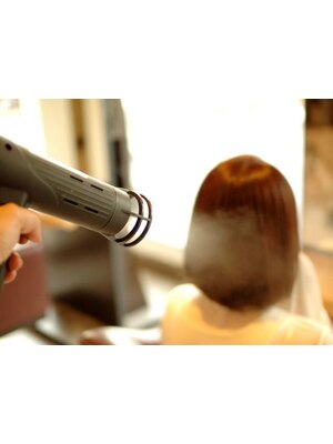 【東京の青山で経験を積んだ高技術と丁寧な接客が大人女性に人気。年齢による髪の悩みもお任せください】