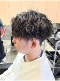 刈り上げマッシュツイストスパイラルパーマセンターパート