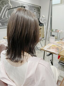 ソッチ(sotti.) 落ち着いた透明感グレージュ