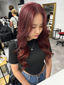 リア(riah) 艶髪ベリーピンク/透明感/立体感レイヤー/ウェーブ/ロング