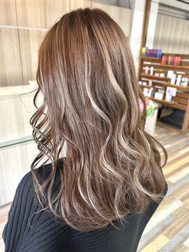 ラヴィエール(LAVIERE by R-EVOLUT) ハイライトカラー　マロンベージュ　白髪ぼかし　レイヤーカット