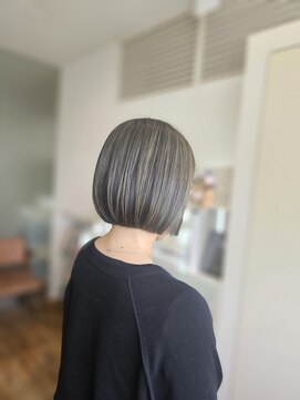 ビフィーノ イーリス 川西店(bifino iris) グリーン感たっぷりな切りっぱなしボブ♪