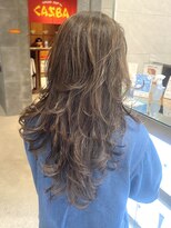 ピークアブー 原宿ハラカド(PEEK-A-BOO) 大人ロングレイヤーハッシュカットウルフミディアム白髪ぼかし