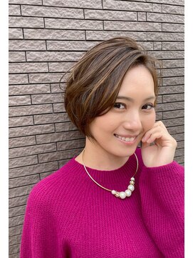 エレナ(Helena) 大人っぽハイライト☆スッキリショートボブ