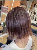柔らかピンク系カラーの切りっぱなしボブ