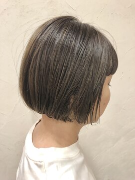 アウル(Owl) グレーカラー&ハイライトボブ