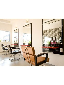 初めての方も寛げる、少人数の落ち着いた空間。お客様一人一人に寄り添ってくれる接客が魅力です。