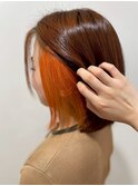 耳かけで魅せる◎鮮やかなオレンジのインナーカラー