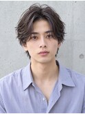 黒髪ミディアムセンターパートフェザーパーマ