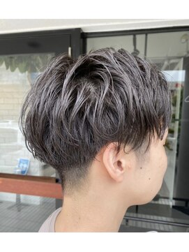 イロ(iro.) くせ毛風パーマ×刈り上げスタイル