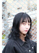 スリーヌーン(THREE noon)&nbsp;ナチュラルかわいい暗髪つやミディウルフ無造作パーマ