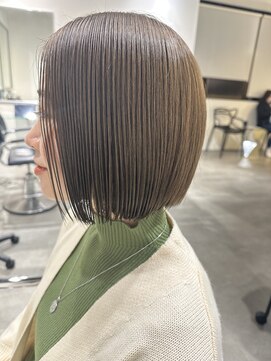 ハイト(Height) オリーブグレージュなツヤボブ