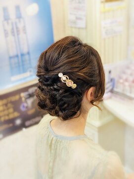 美容室 ティンカーベル シニヨンヘア