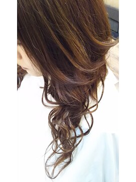 レヴィーマム(Revie mum) エクステで巻き髪ロングヘアーに