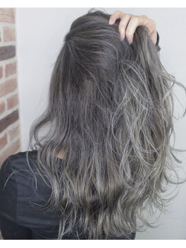 ジウ 上通り(JIU) 黒髪暗髪無造作ウェーブ×シルバーグレージュ×グラデーション