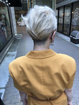 ワンバイワンクラッカ(one by one CLACCA) 襟足刈り上げショート × ハイライト