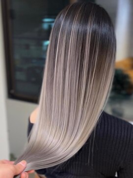 メリー オオサカ(Merly Osaka) 数ヶ月前のバレイヤージュにワンカラー_ホワイトラベアッシュ_