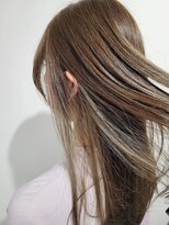 ベール(BALE) イヤリングインナーカラー　グレージュ【尾野恭平】