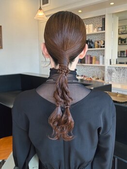 ポーズサロン(PAUSESALON)の写真/【アップスタイルコンテスト入賞】周りとかぶらない褒められヘアセットが好評◎おくれ毛で抜け感を演出♪