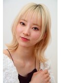 ミディアムくびれヘア耳かけ外ハネボブレイヤーブリーチベージュ