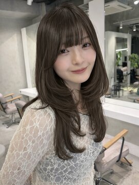 ナナローネス(nana loness) ワンカールで決まる柔らかレイヤー×透明感ベージュ