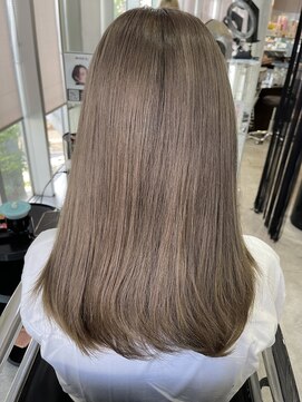 ニーゼロゼロナナ(2007) グレージュカラー