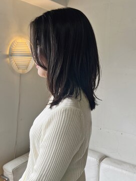 タヴィ(Tavi) 鎖骨ラインの外ハネミディアム/くびれヘア/レイヤーカット